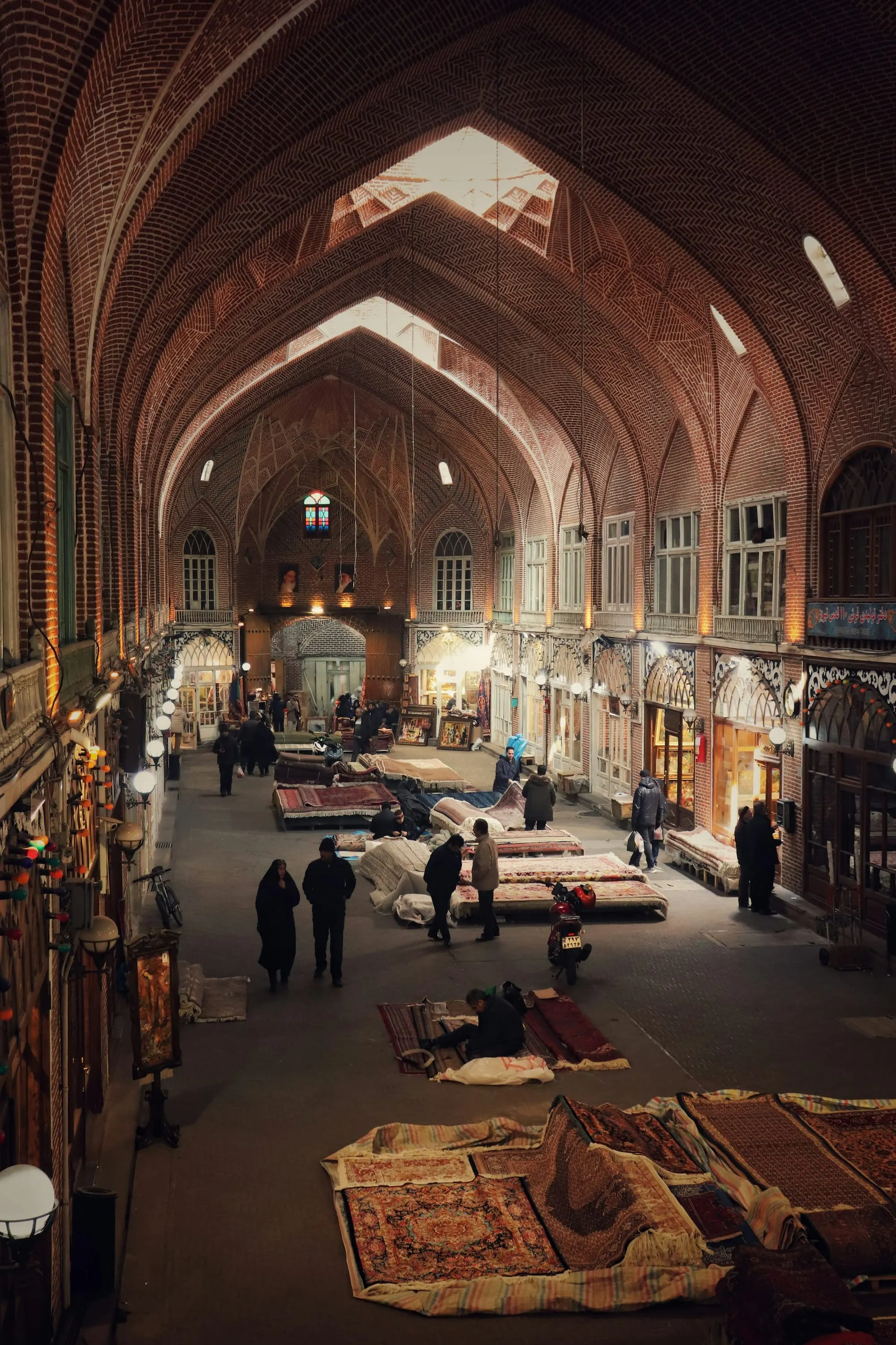 De overdekte tapijtenbazaar van Tabriz, met stapels tapijten onder bakstenen gewelven